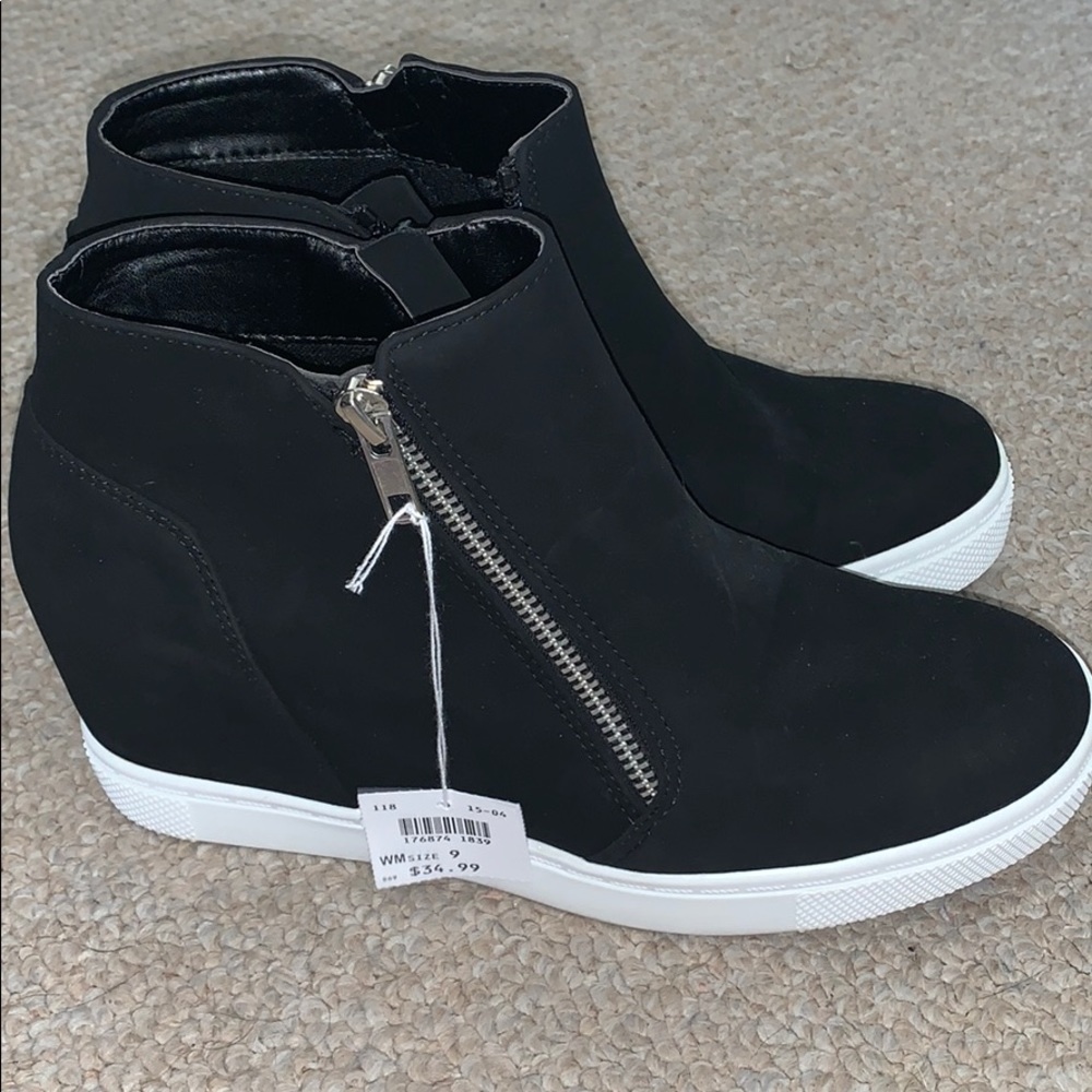 Black wedged sneakers